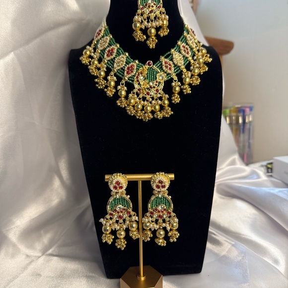 Elegant Gold and Green Jewelry Set